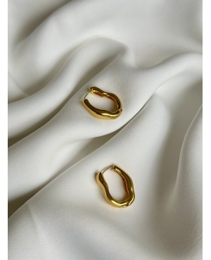 Gold earrings with a unique...